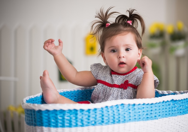 Retrato de una hermosa niña encantadora