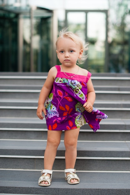 Retrato de hermosa niña en las escaleras