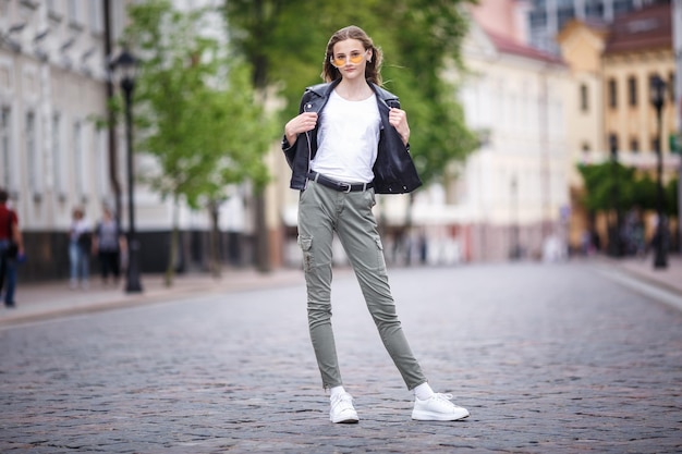 Retrato de una hermosa niña con estilo en la calle urbana de la ciudad