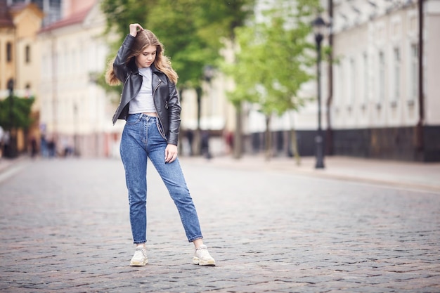 Retrato de una hermosa niña con estilo en la calle urbana de la ciudad