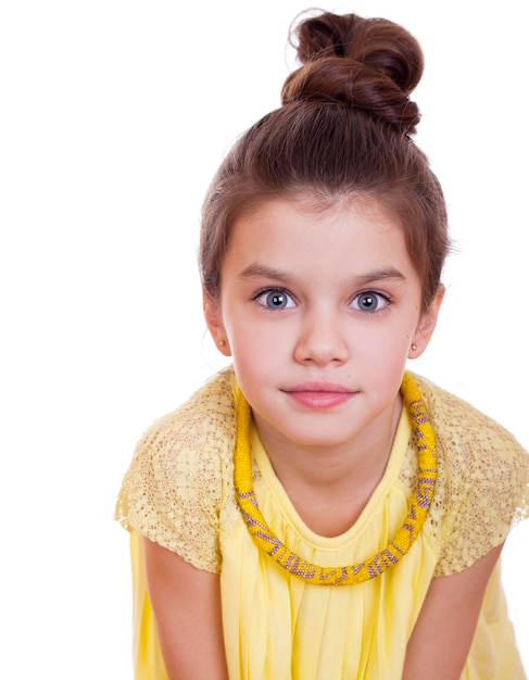 Foto retrato de una hermosa niña en el estudio sobre un fondo blanco