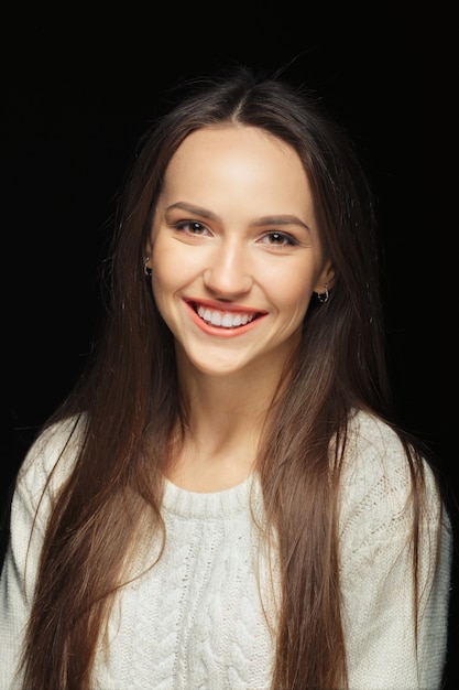 Retrato de hermosa niña feliz con maquillaje natural y cabello largo y liso