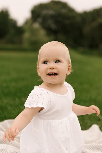 Retrato de una hermosa niña feliz en la naturaleza, picnic, familia