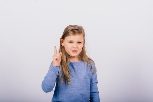 Retrato de hermosa niña feliz sonriendo en un estudio. Fondo blanco aislado