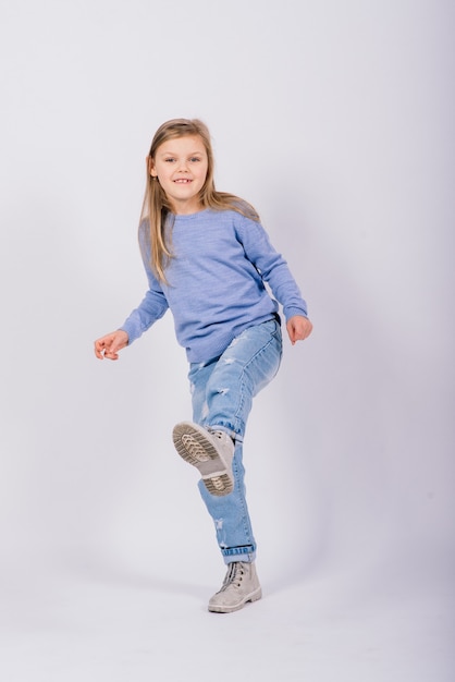 Retrato de hermosa niña feliz sonriendo en un estudio. Fondo blanco aislado