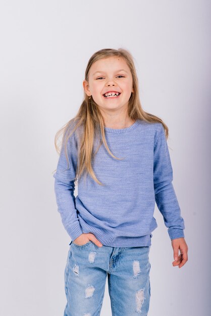 Retrato de hermosa niña feliz sonriendo en un. Fondo blanco aislado