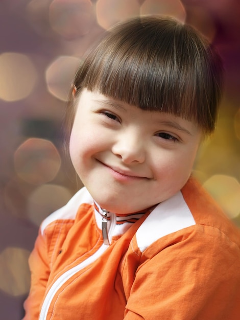 Retrato de hermosa niña feliz.