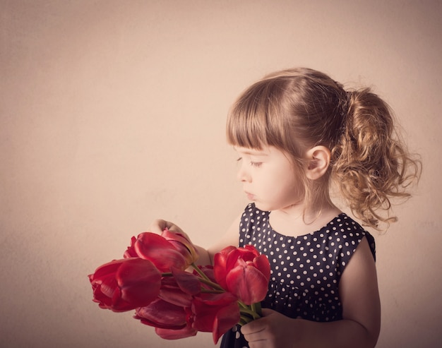 Retrato de hermosa niña con flor