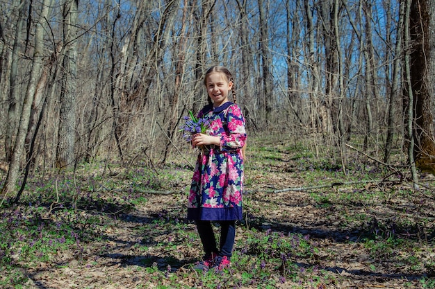 Retrato de una hermosa niña con flores corydalis
