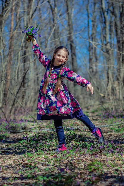 Retrato de una hermosa niña con flores corydalis