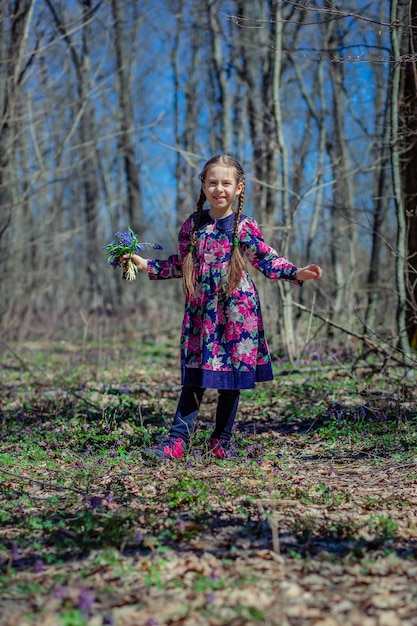 Retrato de una hermosa niña con flores corydalis