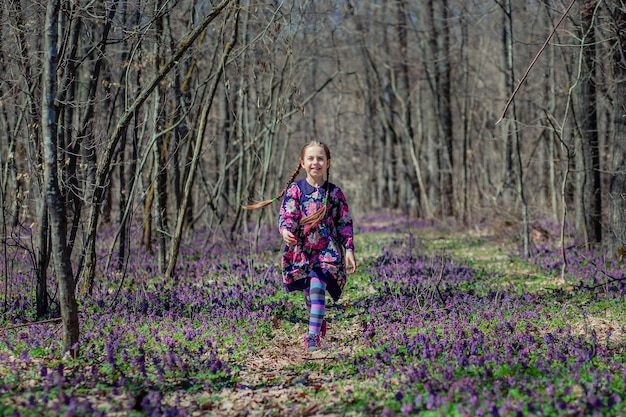 Retrato de una hermosa niña con flores corydalis