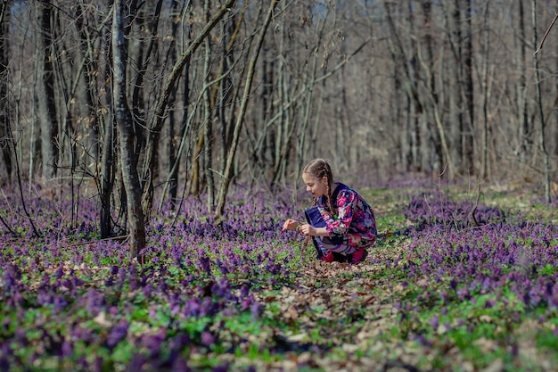 Retrato de una hermosa niña con flores corydalis