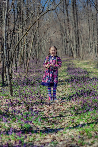 Retrato de una hermosa niña con flores corydalis