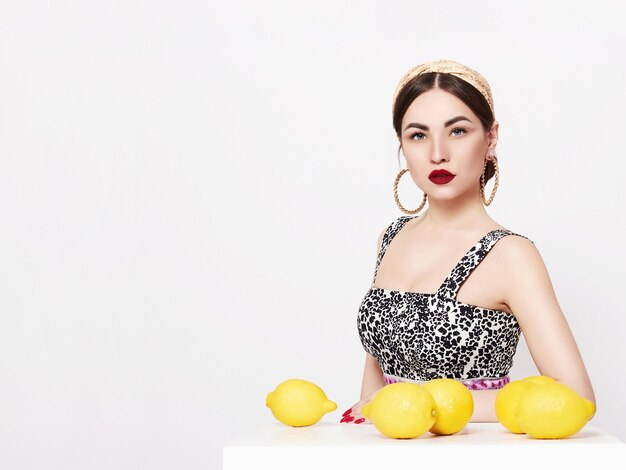 retrato de una hermosa niña con frutas de verano.