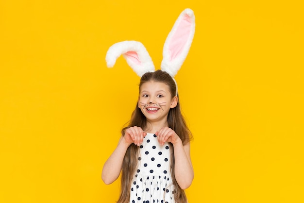 Retrato de una hermosa niña con grandes orejas de un conejito de Pascua en la cabeza al comienzo de las vacaciones de Pascua