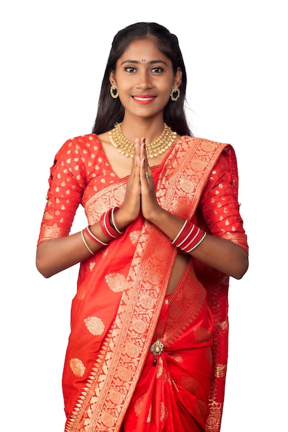 Retrato de una hermosa niña india en una pose de saludo a Namaste manos mujer india en sari tradicional