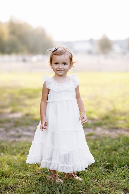 Foto retrato de una hermosa niña en la naturaleza el día de verano.