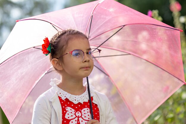 Retrato de una hermosa niña con paraguas