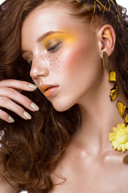 Retrato de hermosa niña pelirroja con maquillaje de arte de colores brillantes y rizos. Cara de belleza