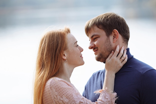 Retrato de una hermosa niña pelirroja con su amado esposo con barba