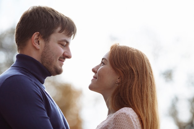 Retrato de una hermosa niña pelirroja con su amado esposo con barba