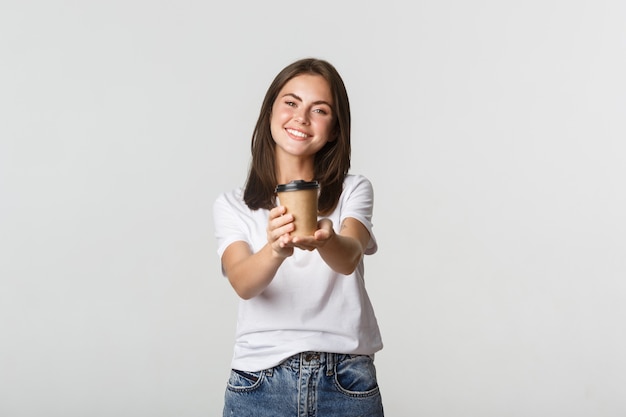 Retrato de una hermosa niña posando