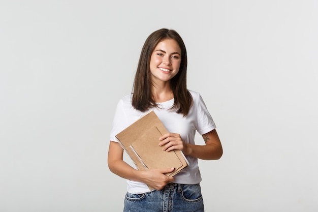 Retrato de una hermosa niña posando