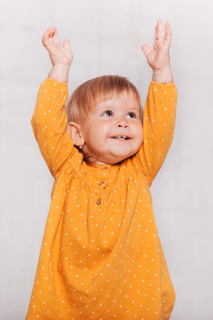 Retrato de una hermosa niña positiva y divertida en un vestido de verano