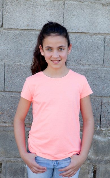 Foto retrato de una hermosa niña preadolescente con ojos azules