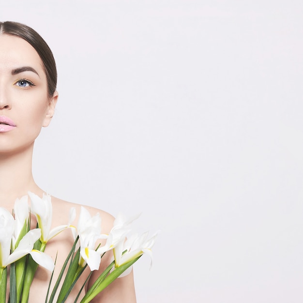 retrato de una hermosa niña con un ramo de flores blancas.