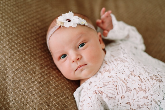 Un retrato de una hermosa niña recién nacida