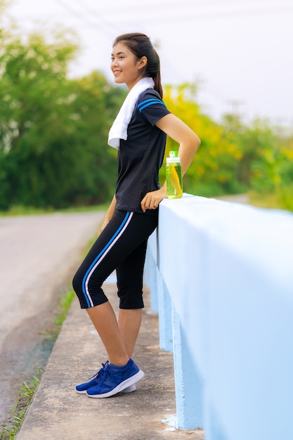 Retrato de una hermosa niña en ropa deportiva, corriendo entrenamiento de la mujer sana de la aptitud