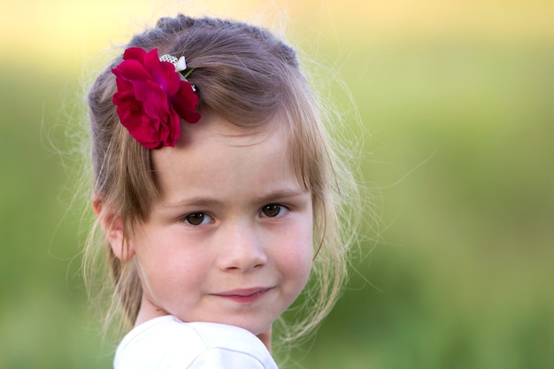 Retrato de hermosa niña rubia preescolar pequeña