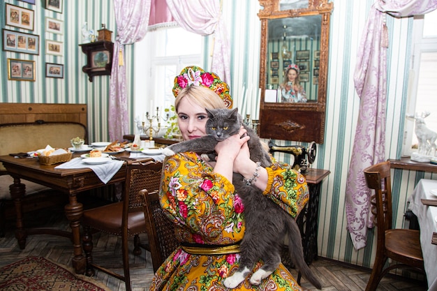 Retrato de una hermosa niña rusa en un kokoshnik y vestido tradicional