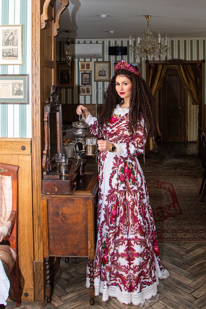 Retrato de una hermosa niña rusa en un kokoshnik y vestido tradicional