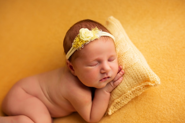 Retrato de una hermosa niña de siete días.