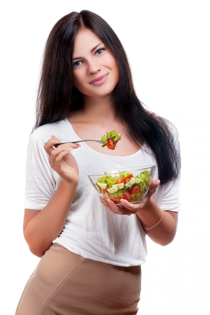 Retrato de una hermosa niña sonriente y lista para comer un tazón de ensalada de frutas