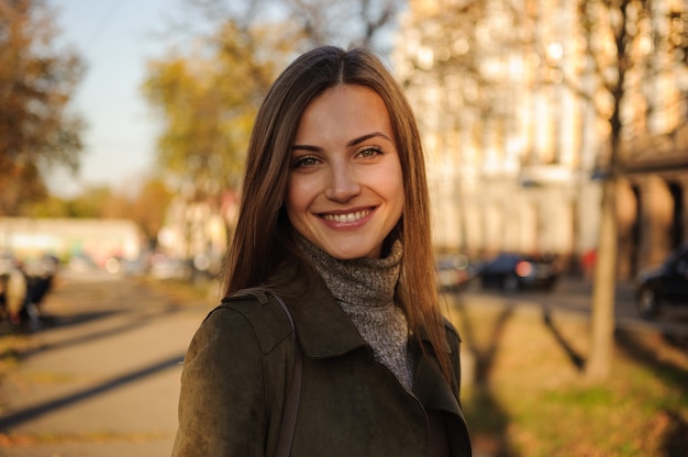 Foto retrato de hermosa niña sonriente en el parque.