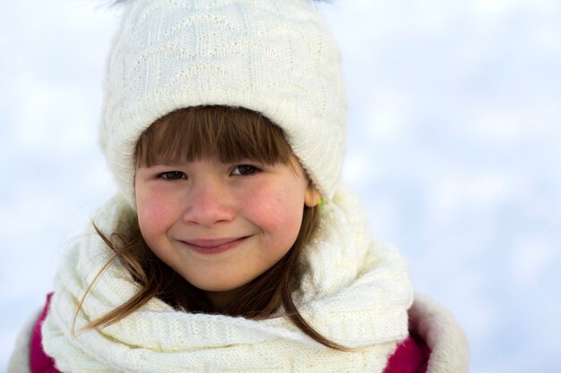 Retrato de una hermosa niña sonriente