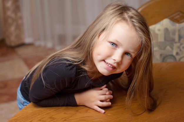 Retrato de la hermosa niña sonriente