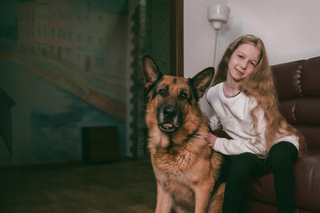 Retrato de una hermosa niña con su perro. personas y sus mascotas