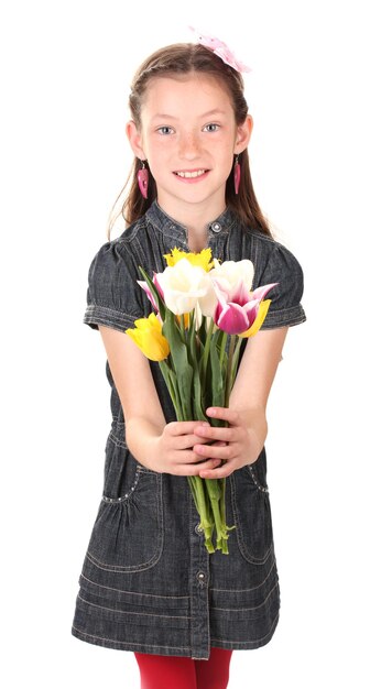 Retrato de hermosa niña con tulipanes aislado en blanco