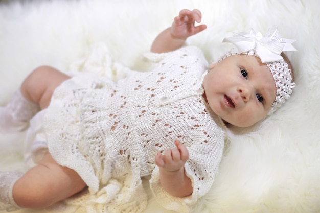 Retrato de una hermosa niña en un vestido blanco de cerca