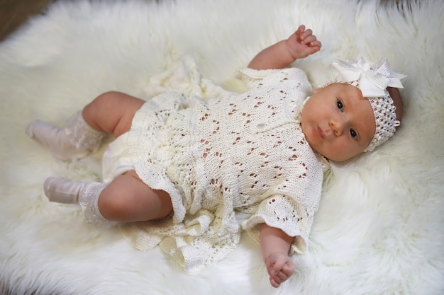 Retrato de una hermosa niña en un vestido blanco de cerca