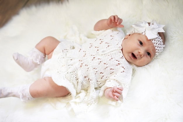 Retrato de una hermosa niña en un vestido blanco de cerca