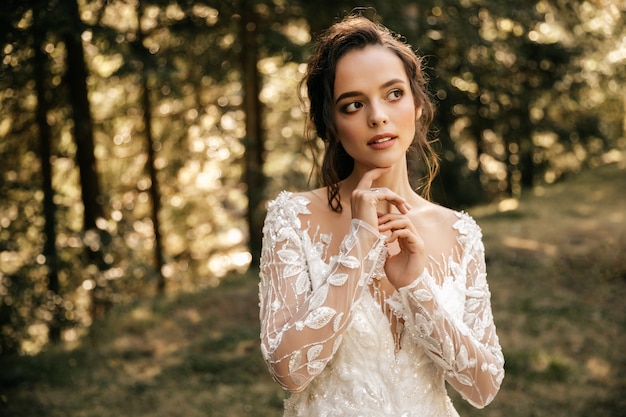 Retrato de una hermosa niña con un vestido blanco