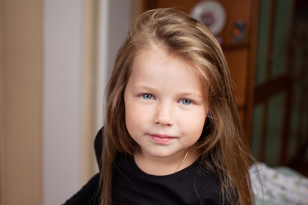 Retrato de la hermosa niña