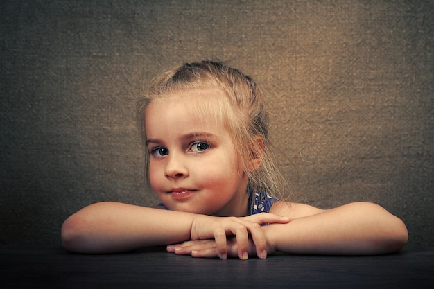 Foto retrato de la hermosa niña