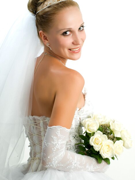 Retrato de hermosa novia con flores en la mano